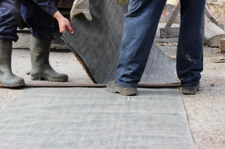 Rénover une terrasse implique de refaire la chape, près de Croix.